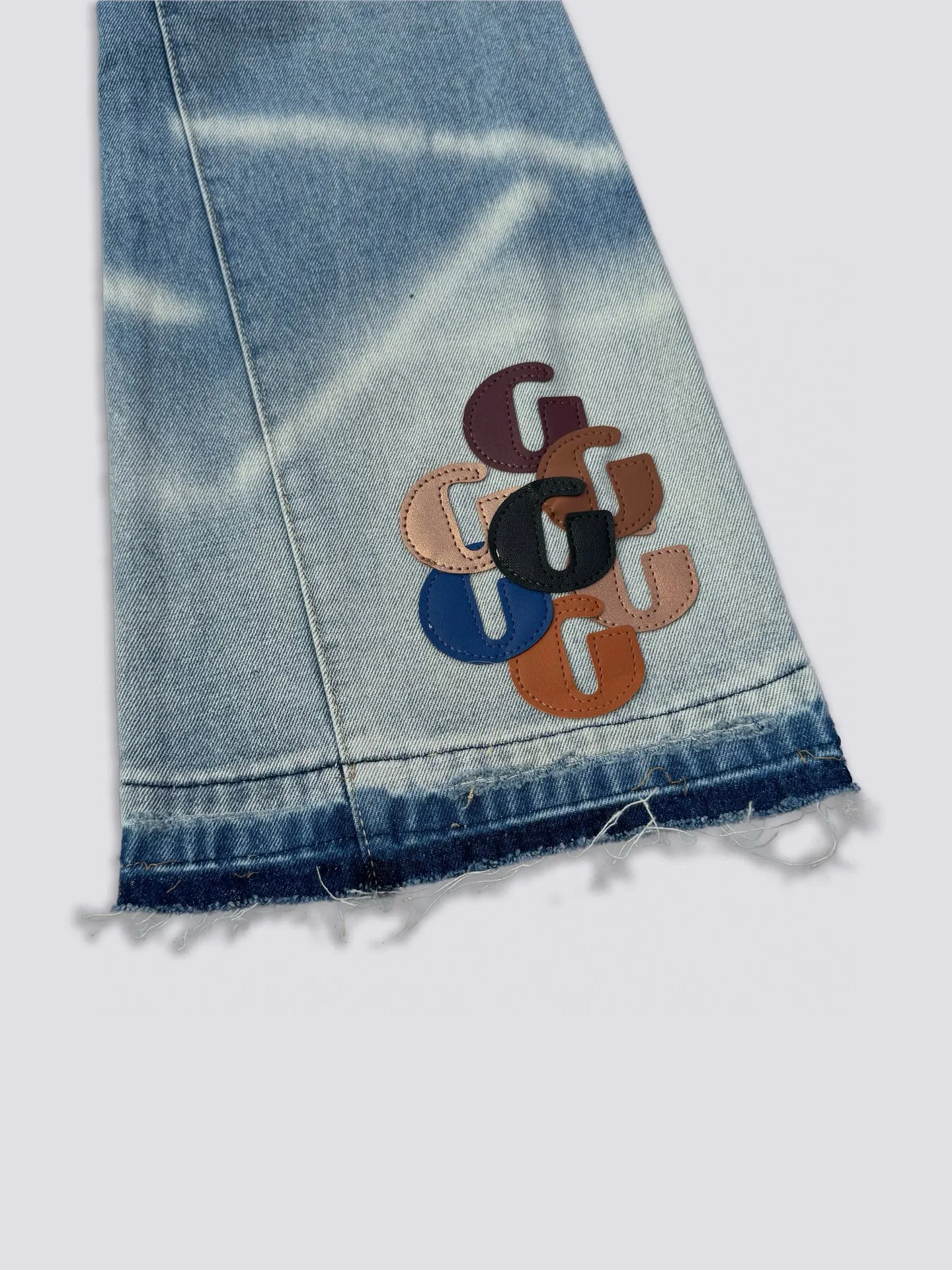 -Size upper body P240#G66 GALLERY DEPT. Denim spliced ​​with all-over printed leather ripped bell-bottoms, washed and distressed jeans. GALLERY is attracted by these bell-bottoms. Whether it is a reset of Carhartt or Levis, they all create a strong brand style. Since these pants are modified from rare vintage, the production capacity is limited. Therefore, after many icons wore them, these pants were once hard to find. Later, perhaps due to the improvement of GD's business in the past two years and the expansion of production lines, the brand itself lowered the price, so I can't wait any longer for these pants this year and will definitely buy them. During the process of the denim washing plant, the owner of the washing plant helped introduce a boss who had worked for Levi's foundry and started his own business. This also paved the way for the following styles. Therefore, Levi's remodeled single product for the base plate is really familiar. Whether it is the fabrics supplied or the lathes used in production, there is nothing to choose from. -Color: blue -Size: S-XXL (corresponding to 28-36)